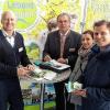 (cr)   Die zehn Kommunen der „Lebensregion+“ präsentierten sich auf der Immobilienmesse in der Bamberger Brose-Arena. Aus allen zehn Mitgliedskommunen waren die Bürgermeister oder deren Stellvertreter präsent, um für Investitionen in ihren Städten und Gemeinden zu werben. Ulla Schmidt, Geschäftsführerin der „Lebensregion+“, stellte fest, dass sich viele Bauwillige nach Grundstücken erkundigten. Denn vor allem in und um Bamberg sei es schwierig, bezahlbares Bauland zu erwerben. Die Bürgermeister wurden aber auch von Firmen kontaktiert, die sich einerseits nach Bauplätzen und Immobilien für ihre Mitarbeiter erkundigten, andrerseits  signalisierten sie Interesse an Gewerbe- und Industrieflächen. Die interkommunale Aktion bezeichneten die Stadt- und Gemeindevertreter der „Lebensregion+“ als erfolgreich in punkto Kontakte. Zur „Lebensregion+“ gehören die Kommunen Knetzgau, Sand, Zeil, Rauhenebrach, Oberaurach, Eltmann, Ebelsbach, Stettfeld, Breitbrunn und Kirchlauter. Im Bild: die Bürgermeister Stefan Paulus (Knetzgau) und Bernhard Ruß (Sand) sowie Besucher (von links).