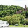(ret)   Die Ferienlandschaft „Liebliches Taubertal“ findet sich auch in der jüngsten Broschüre des Tourismusverbandes Franken zum Thema „Wohnmobiltouren“ ausführlich wieder. Konkret ist darin eine Wohnmobilreise von Rothenburg ob der Tauber bis nach Freudenberg am Main beschrieben. Daneben werden laut Pressemitteilung des Tourismusverbands weitere Touren dargestellt, welche die gesamte Reiselandschaft Frankens umfassen. Die Ferienlandschaft „Liebliches Taubertal“ ist nicht nur ein ideales Gebiet zum Fahrradfahren und Wandern, sondern auch für Wohnmobilfahrer. Bei dieser Reise kommen die natürlichen Schönheiten, die kulturellen Zeitzeugen wie Burgen, Schlösser, Klöster und Museen und natürlich das kulinarische Profil des Taubertals richtig zur Geltung. Im Wohnmobilreiseführer „Franken – Freie Fahrt zur Vielfalt“ wird nun eine Reise von Rothenburg ob der Tauber über die Stationen Creglingen, Röttingen, Tauberrettersheim, Weikersheim, Bad Mergentheim, Lauda-Königshofen, Tauberbischofsheim, Külsheim, Kloster Bronnbach, Wertheim und Freudenberg beschrieben. „Die gesamte Broschüre macht so richtig Lust auf eine Wohnmobiltour entlang der Tauber und des Mains“, erklärt Geschäftsführer Jochen Müssig vom Tourismusverband „Liebliches Taubertal“. Neben der Streckenbeschreibung sind auch Tipps für Besichtigungen und für den Einkauf regionaler Produkte enthalten. Dazu zählen Besuche auf Schloss Weikersheim und im Reichsstadtmuseum in Rothenburg ob der Tauber, die Träubelestour mit Weinprobe in Beckstein, die Weinbergslage Hoher Herrgott in Külsheim sowie in Wertheim die historische Altstadt mit der Burg (Bild), die Wohnmobil-Ausstellung „Erwin Hymer World“ und natürlich auch das Factory Outlet Center „Wertheim Village“. Die Informationen werden durch die Auflistung der Wohnmobilstellplätze komplettiert. In der Broschüre „Franken – Freie Fahrt zur Vielfalt“ sind außerdem weitere Wohnmobiltouren, beispielsweise im Altmühltal, in der Fränkischen Schweiz, im Fränkischen Seenland oder im Nürnberger Land aufgelistet. Die Broschüre ist erhältlich beim Tourismusverband „Liebliches Taubertal“, Gartenstraße 1, 97941 Tauberbischofsheim,  (0 93 41) 82-58 05 und -58 06, Fax (0 93 41) 82-57 00, E-Mail touristik@liebliches-taubertal.de, Internet: www.liebliches-taubertal.de.