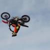Spektakuläre Vorführungen, etwa einen Frontflip (Vorwärtssalto), zeigten Christian Kleiner, Tom Ferber und Robert Noumann von der Wrecking-Crew am Wochenende auf der Wheelies Motorradmesse vor der Dettelbacher Frankenhalle.
