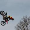 Spektakuläre Vorführungen, etwa einen Frontflip (Vorwärtssalto), zeigten Christian Kleiner, Tom Ferber und Robert Noumann von der Wrecking-Crew am Wochenende auf der Wheelies Motorradmesse vor der Dettelbacher Frankenhalle.