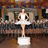 Einfach bezaubernd: die grazile Melitta Schäfer als Spieluhr-Balletttänzerin; hinter ihr, wenn ihre Zeit abgelaufen ist, lauern schon die angeblich schrecklichen Zombis direkt aus der Hölle.