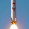 Eine nordkoreanische Trägerrakete beim Start am Sonntag.