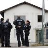 Polizisten stehen am 07.02.2016 vor dem Haus der "Initiative Neugablonz" in Kaufbeuren (Schwaben). Ein Feuer in der geplanten Flüchtlingsunterkunft hat einen Schaden von mehreren Hunderttausend Euro verursacht. Foto: Andreas Gebert/dpa +++(c) dpa - Bildfunk+++