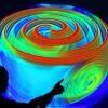 ARCHIV - Ein Mitarbeiter des Max-Planck-Instituts für Gravitationsphysik in Potsdam erläutert am 04.04.2005 anhand einer Projektion einer Computersimulation die Ausbreitung von Gravitationswellen.  Foto: Michael Hanschke dpa (Zu dpa "Physiker erwarten mit Spannung Bericht über Gravitationswellen") +++(c) dpa - Bildfunk+++