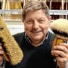 Im Pinsel- und Bürstenmuseum in Bechhofen dreht sich alles um Borsten und Haare. Noch heute arbeiten in Bechhofen 2000 Menschen in der Pinselproduktion. „Ich bin mir sicher, dass das in den kommenden Jahren auch so bleibt“, sagt Hans Zahn, Pinselmachermeister im Ruhestand.