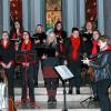 Töne zum Valentinstag: Die Singgruppe Fellen hinterließ bei der Kirchennacht in Obersinn mit einem dynamischen Auftritt einen ausgezeichneten Eindruck. Die illuminierten Kirchenfenster schufen dabei eine besondere Atmosphäre.