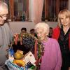 Johannes Tolls, Vorsitzender des VdK-Ortsverbands Arnstein, ehrte gemeinsam mit Aurica Gruber, Kreisgeschäftsführerin, Frieda Helbig für ihre 65-jährige Mitgliedschaft im Ortsverband Arnstein.