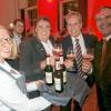 Bei der Premierenfeier: Hofbräu-Geschäftsführer Michael Haupt (von links) und Norbert Lange sowie Markus Stodden (rechts), der Vorstandssprecher der Kulmbacher Brauerei. Kathrin Weidner serviert ihnen hier das neue Bier.