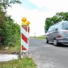 (hh)   Das muntere Hin und Her auf der Heeresstraße setzt sich fort. Die Durchfahrt wird ab Montag, 22. Februar, doch wieder mit Schranken verhindert, teilt die Bundesanstalt für Immobilienaufgaben (BImA) als Eigentümerin der Straße mit. Die Heeresstraße ist aus verkehrsrechtlicher Sicht ohnehin für Fahrzeuge aller Art gesperrt. Nur halten sich daran viele Autofahrer nicht. Jetzt wird im wahrsten Wortsinn ein Riegel vorgeschoben. Schranke eins steht nördlich des Vereinsheims der Kynologen Schweinfurt, die andere nach der Unterführung der B 286, beides auf der Gemarkung Schweinfurt. Die Halterungen für die Schranken gibt es schon: Sie waren im Juni 2015 installiert worden. Die Stadt hatte die BImA damals schon hauptsächlich wegen des Wasserschutzgebietes am Seelenvater aufgefordert. Bald wurden die Schranken aber wieder abgebaut, was mit Protesten von Landwirten und einer Bürgerinitiative in Dittelbrunn zu tun hatte. Deren Öffnungswunsch unterstützte Innenstaatssekretär Gerhard Eck. Die Autofahrer freuten sich ein halbes Jahr lang, am Montag ist Schluss. Eine Fortsetzung der Geschichte scheint sicher.