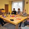 Beim Stricken, Sticken, Papierröschen Basteln: die Frauen vom Strickkreis in geselliger Runde.