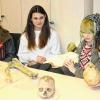 Anschauungsmaterial: Schülerinnen des Olympia-Morata-Gymnasiums durften im Archäologischen Institut Jahrtausende alte Knochen und Schädel in den Händen halten.