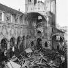Ein Großteil Würzburgs war zerstört, doch die Mauern des Kiliansdomes standen nach dem verheerenden Luftangriff vom 16. März 1945. Ein knappes Jahr lang war das Gotteshaus die symbolische Mitte der Stadt. In der Nacht zum 20. Februar 1946 aber stürzte das Dach des Hauptschiffes und des nördlichen Seitenschiffes ein. Hier der Blick Richtung Domstraße.