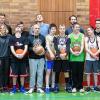 Die Schüler der Klasse B3 Maurice, Borhan, Marcel und Klassenlehrer Uli Preu mit den Spielern der s.Oliver Baskets.