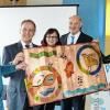 Geburtstagsgeschenk aus Israel: Diesen „Wandteppich“ aus Holz hatten Mitglieder der Landkreis-Delegation bemalt und heimlich mit nach Hause genommen. Beim Abschied aus dem Berufsleben wurde das Kunstwerk an Klaus Bucher überreicht (von links): Klaus Rostek, Klaus und Erika Buchner, Landrat Eberhard Nuß und Rivka Scerpf, Dolmetscherin bei israelischen Besuchen und Gegenbesuchen.