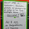 Kurios: Per selbst gemaltem Aushang erteilt der Restaurantpächter Handwerkern und Bauarbeitern Hausverbot.
