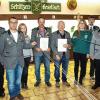 Schützenmeister Florian Inderwies (links) und Gauschützenmeister Siegfried Weinig (rechts) ehrten (von links) André Bauer, Franziska Hartmann, Helmut Hartmann, Richard Waigandt, Christina Hartmann und Sven Rünagel für ihre Leistung bei der Nenzenheimer Schützengesellschaft.