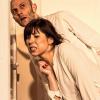 In einem wahren Irrenhaus: Leonard Hills (Sebastian Schubert) und Sally Hills (Angelina Gerhardt) im Theater Chambinzky bei „Hexenschuss oder Der Bandscheiben-Vorfall“.