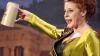 Die Schauspielerin Luise Kinseher als „Mama Bavaria“ schenkte bei der Fastenpredigt beim traditionellen „Politiker-Derblecken“ auf dem Münchner Nockherberg vielen kräftig ein.