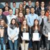 Die erfolgreichen Absolventen der Jakob-Preh-Schule wurden mit Buchpreisen und Anerkennungsurkunden ausgezeichnet. Rechts Schulleiter Kurt Haßfurter, neben ihm Hans Joachim Köhler, Geschäftsführer des Freundes- und Förderkreises, dritte Reihe links Roland Endres, neuer stellvertretender Schulleiter.