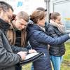Sammeln und auswerten: JU-Mitglieder haben in Unterpleichfeld Schwachstellen und Verbesserungspotenziale im Zusammenhang mit dem ÖPNV-Nahverkehr gesucht und gefunden. Im Bild: JU-ler beim Vergleich von Bürgeranregungen mit den Busplänen.