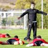 Alle hören auf mein Kommando: Kickers-Fintenesscoach Werner Leuthard beim Training mit dem Würzburger Drittliga-Team.