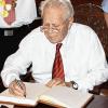 Walter Zeißner im Jahr 2008, als er sich als Ehrenbürger ins goldene Buch der Stadt Karlstadt eintrug.