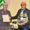 Die Siedlervereinigung hat Alfred Jörg (links) zum Ehrenmitglied ernannt. Vorsitzender Dietmar Güthlein gratulierte ihm mit einer Urkunde.Foto: Rita Steger-Frühwacht