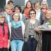 Barbara Gonska (vorne, Zweite von rechts) und Heribert Zeller (links), der Vorsitzende des Hospizvereins Main-Spessart, konnten die Zeugnisse an 14 neu ausgebildete Hospizhelferinnen überreichen.