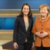 Bundeskanzlerin Angela Merkel (r, CDU) und die Moderatorin Anne Will stehen am 28.02.2016 in Berlin vor Beginn einer Sendung mit dem Thema "Debatte über Flüchtlingspolitik in Deutschland" zusammen.