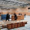Nach abgeschlossener Sanierung kann die Nägelsse-Sporthalle ab der kommenden Woche wieder genutzt werden. Am Dienstag halfen Schüler des Gymnasiums beim Einräumen der Sportgeräte.
