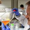 Laborversuch: Professor Klaus Brehm hält eine Flasche mit einer Lösung in der Hand, in der sich blasenförmige Bandwurmlarven entwickeln. Für seine Arbeit erhielt der Hellmitzheimer gestern Abend den Memento-Preis.