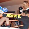Aline Seibert setzte einen Kick gegen ihre Gegnerin Aylina Engel beim einzigen Kampf von Kickboxerinnen, in dem sie trotzdem unterlag.