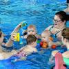 (grm)   „Früh übt sich….“ – das gilt auch für die Sicherheit im Wasser: Da kann das Üben nicht früh genug beginnen. Die Kurbetriebs-GmbH FrankenTherme bietet an drei Wochentagen Babyschwimmen an: Montag- und Donnerstagnachmittag sowie Mittwochvormittag. Die Kleinen dürfen ab etwa dem dritten Lebensmonat ins Wasser und genießen unbefangen und in vollen Zügen den Aufenthalt im Nass. Diese Kurse sollen die Kinder nicht nur ans Wasser gewöhnen und Spaß machen; sie fördern Motorik und Gleichgewicht. Das aufgebaute Vertrauen in die Wasserbewältigung dient auch der Selbstrettung. Nicht zu unterschätzen ist die Bildung von sozialen Kontakten zu anderen Kindern und anderen Eltern. Für die Kleinsten von drei Monaten bis zu eineinhalb Jahren sind die Termine Montagnachmittag und Mittwochvormittag. Am Donnerstagnachmittag können die Minis von eineinhalb bis zum dritten Lebensjahr baden. Montagnachmittag sind anschließend auch noch die Drei- bis Fünfjährigen im Wasser. Für diese Altersgruppe gilt es aber nicht als „Schwimm“-Unterricht, sondern dient der Gewöhnung ans nasse Element unter den genannten Gesichtspunkten. Die Kurse werden von Christina Reiher geleitet; sie ist ebenso wie Carolin Krämer Ansprechpartnerin. Mehr Information zum Babyschwimmen unter  0 97 61/91 20 24.