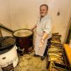 Hier wird traditionell gekocht: Erhard Haas in seinem Element.