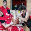 Gegen den Tabellenzweiten TV Gerolzhofen setzte es für den TSV Brendlorenzen (rechts Bernhard Hüther) im letzten Saisonspiel in der Basketball-Bezirksklasse Ost eine 58:67 (21:39)-Heimniederlage. Der Hausherr verschlief in der Turnhalle der Irena-Sendler-Schule in Hohenroth den Start, Gerolzhofen lag nach sechs Minuten mit 11:4 vorne. Nach einer Auszeit fing sich der TSV etwas, dennoch ging es mit 12:19 aus Sicht der Hausherren in die erste Viertelpause. Fehlende Durchschlagskraft machte den Gastgebern auch im zweiten Abschnitt Probleme, nach einer Viertelstunde stand es 13:31, mit 21:38 ging es in die Halbzeit. Im zweiten Abschnitt spielte Brendlorenzen Manndeckung und kämpfte sich Punkt für Punkt heran. Beim Stand von 49:51 lag der Ausgleich in der Luft. Doch Gerolzhofen reagierte mit einer taktischer Umstellung, brachte seinen Center nun besser ins Spiel und zog wieder auf 60:53 davon. Brendlorenzen packte schließlich die Brechstange aus, leistete sich aber zu viele Fehlwürfe. Gerolzhofen spielte cleverer und verdiente sich damit die Punkte. Punkte für Brendlorenzen: Valeri Denk 4, Vivian Frey 12/3, Jakob Hein 14, Bernhard Hüther 2, Viktor Kastner 2, Waldemar Kastner 4, Patrick Lohs 15/5, Eduard Reberg 5.