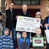 Das Vereinsvermögen des aufgelösten örtlichen Spessartvereins von rund 3400 Euro bekam der Neustadter Kindergarten. Im Bild sind zu sehen (hinten von links) Bürgermeister Stephan Morgenroth und die Spessartvereinsleute Dieter Selke, Ernestine Bils, Jürgen Kaiser, vorne Kindergartenleiterin Anita Eck und drei Kinder.
