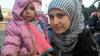 Sabah, die Frau von Taha Mayati, mit der jüngsten Tochter. Seit einer Woche wartet sie in Idomeni darauf, dass sie die griechisch-mazedonische Grenze passieren darf. Dieses Bild wurde in der Türkei gemacht.