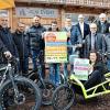 Mitte April findet in Bad Neustadt die 6. Fahrzeugschau für Elektromobilität statt. Die Ausstellung, deren Schwerpunkt diesmal Elektrofahrräder bilden, gilt als deutschlandweit größte ihrer Art. Im Bild Verantwortliche und Akteure der Fahrzeugschau.