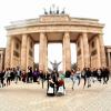 Die Nachwuchstänzer des Lohrer Jugendzentrums tanzten zusammen mit den Hot Potatoes und dem Soundcafé Wertheim ein Wochenende lang durch Berlin. Station machten sie dabei unter anderem am Brandenburger Tor. Fotos: Cornelia Schöffmann