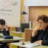 Barbara Stamm besucht das Elisabethenheim beim „Tag der Freien Schulen“ und unterhält sich mit Schülern.