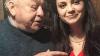 Gern bei „die Leut“: Kristin mit Opa Adolf im Weingut Hillabrand: Der Charmeur sang ein Lied für sie.