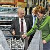 Paul Vierneusel von der Firma Elso (links) führte Monika Hohlmeier durch den Betrieb. Die Firma ist der größte Arbeitgeber Hofheims mit derzeit 420 Mitarbeitern. Der Tätigkeitsschwerpunkt liegt auf der Produktion von Gelenkwellen, Flanschen und weiteren Bauteilen. Hauptkunden sind die Automobil- und Maschinenbauindustrie weltweit.