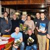 KFG-Vorsitzender Gerd Höhn (rechts) würdigte viele Unterstützer und Mitglieder. Von links stehend: Wolfgang Sauer, stellvertretender Landrat Peter Suckfüll, Herbert und Marianne Jahn, Brigitte Rommel, Markus Budde und Lukas Amberg; kniend: Philipp Leeb und Kai Sell.