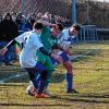 Beinahe hätte es geklappt, aber Lukas Urbanek (Mitte, SV Herschfeld) bleibt doch an Rene Lang (links) und Steffen Werner vom TSV Trappstadt hängen. Der SVH bot dem Tabellenführer tapfer Paroli, unterlag nur knapp mit 0:1.