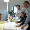 Beratung im Technischen Rathaus: (von rechts) Gerhard Spenkuch, Jörg Böhm und René Sauerteig von der Bauaufsicht der Stadt beugen sich über die Skizze eines Bauvorhabens.
