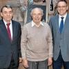 Zum 90. Geburtstag von Josef Zipfel (Mitte) gratulierten stellvertretender Landrat Oskar Ebert (links) und Bürgermeister Matthias Bäuerlein.
