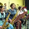(sal)   Bei einem Probenwochenende in der Adolf-Höhn-Halle in Ermershausen haben sich die „Leuzendorfer Musikanten“ unter ihrem Dirigenten Stefan Eiermann intensiv auf die bevorstehende Saison vorbereitet. In Registerproben und vielen gemeinsamen Übungsstunden wurde  intensiv gefeilt und geprobt und einige neue Stücke einstudiert. Unser Bild zeigt einen Ausschnitt mit dem Saxofon-Register und Elfi Arbinger (rechts), die ihren Bruder Stefan am Taktstock unterstützt. In die Blaskapelle integriert ist eine Band mit Gitarre, E-Bass, Keyboard und Schlagzeug. Ihren ersten Auftritt mit neuem Programm absolvierten die Leuzendorfer am Samstag beim Starkbierfest.