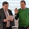 (HuHe)   Weil Cornelia Müller wegen beruflicher und familiärer Belastung als Kreisrätin der Grünen aus dem Kreistag ausscheidet, rückt für sie Klaus Schmitt (rechts) aus Kleineibstadt von der Liste der Öko-Partei in das Gremium nach. Stellvertretender Landrat Josef Demar nahm ihm das Gelöbnis für sein neues Amt ab.