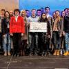 (akl)   Rundum digital waren die Themen des Kundenforums der VR-Bank Würzburg, das im Vogel Convention Center in Würzburg stattfand. Vor 800 Gästen schilderte Spiegel-Korrespondent Thomas Schulz, der seit 2012 aus dem Silicon Valley schreibt, die Arbeits- und Denkweisen der Internetriesen Google, Apple und Co. Im Anschluss fand eine Podiumsdiskussion statt. Digitale Schulprojekte aus der Region wurden von IT-Experten ausgezeichnet, darunter das Johann Schöner Gymnasium in Karlstadt, das eine eigene Rechercheplattform ins Leben gerufen hat. Ausgezeichnet wurde auch das Deutschhaus-Gymnasium für sein P-Seminar „Facebook & Co“, bei dem ältere den jüngeren Schülern erklären, wie man verantwortungsbewusst mit seinen Daten im Internet umgeht. Besonders hervorgehoben wurde das Projekt der „Medienscouts“ des Veitshöchheimer Gymnasiums, an dem sich auch das Wirsberg, das Friedrich-Koenig-, das Deutschhaus-, das Riemenschneider- und das Röntgen-Gymnasium beteiligen. Bei dem Gemeinschaftsprojekt werden Schüler zu Medienscouts ausgebildet, die selbstständig Unterrichtseinheiten zu digitalen Themen erarbeiten und ihre Mitschüler schulen.