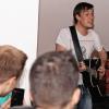 Spielte im Wohnzimmer von Sabrina Stemplowsky in Kitzingen: Ralf Müller, Sänger der Gruppe Vait.